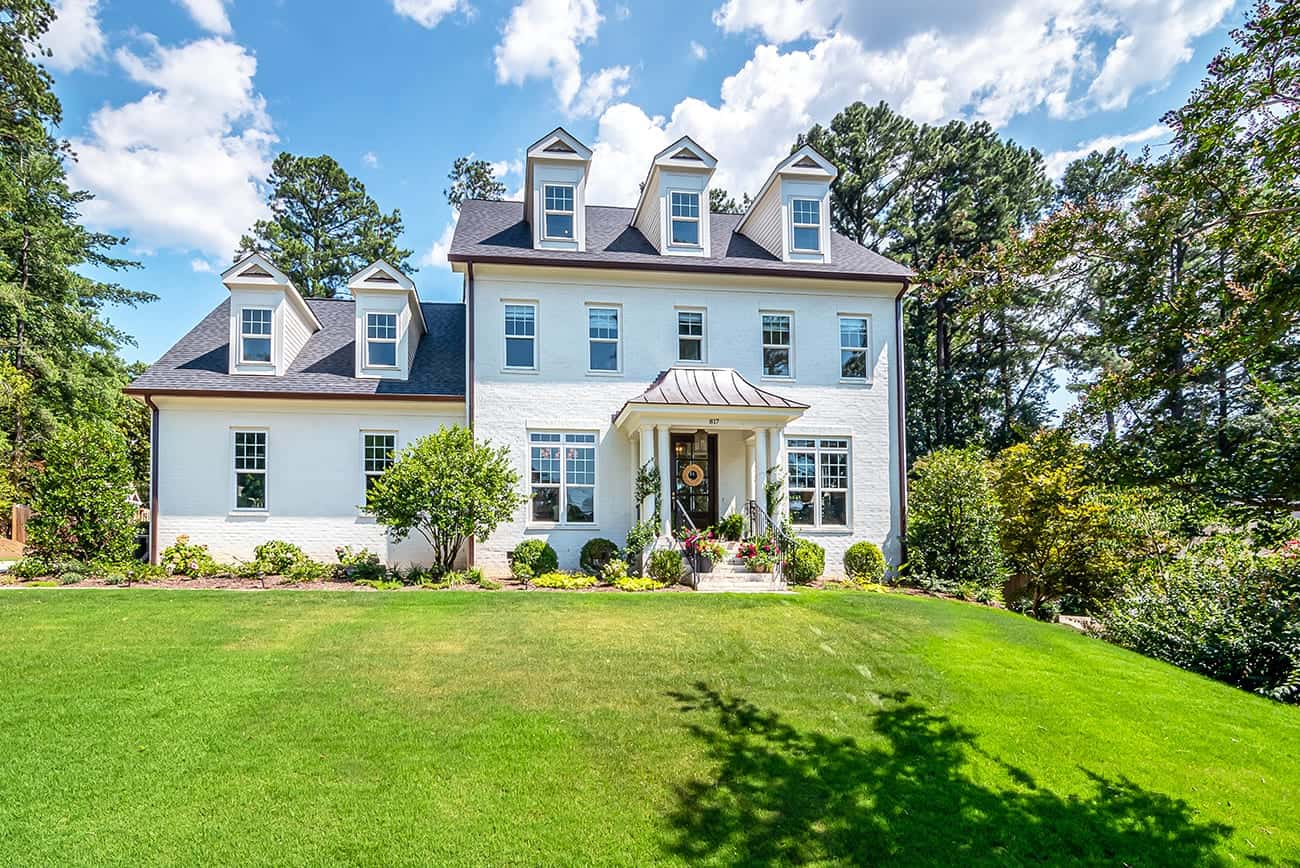 Front yard with rich green grass and neat landscaping in the Kansas City area.