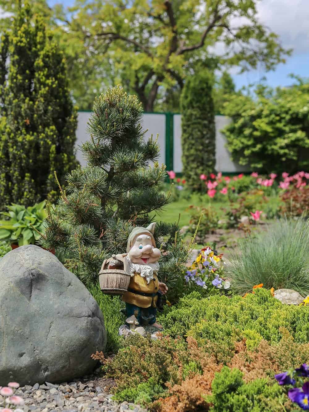 Lush green landscape surrounding a suburban home in the Kansas City Metropolitan Area.
